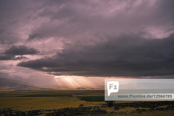 USA  Wyoming  unterwegs  North Salt Lake City  Lichtstrahlen bei Sonnenuntergang