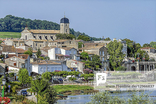Frankreich  Gironde  Region Saint-Emilion  Castillon-la-Bataille  Kirche Saint Symphorien (18. Jahrhundert) an der Dordogne (Fluss)