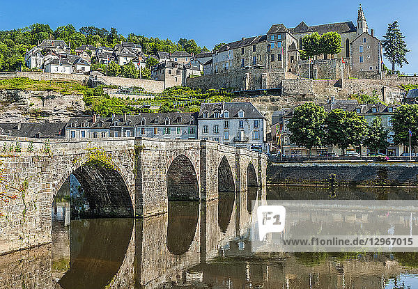 Frankreich  Dordogne  Terrasson-Lavilledieu  alte Brücke über die Vezere und Abteikirche von Saint Sour