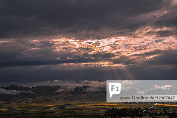 USA  Wyoming  unterwegs  North Salt Lake City  Lichtstrahlen bei Sonnenuntergang