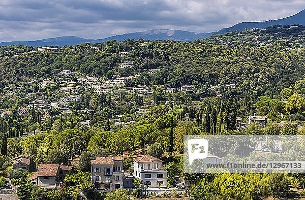 Frankreich  Provence-Alpes-Cote-d'Azur  Alpes-Maritimes  Gesamtansicht von Saint-Paul-de-Vence (Plus Beaux Villages de France  Liste der als les plus beaux (die schönsten) Dörfer Frankreichs bezeichneten Orte)