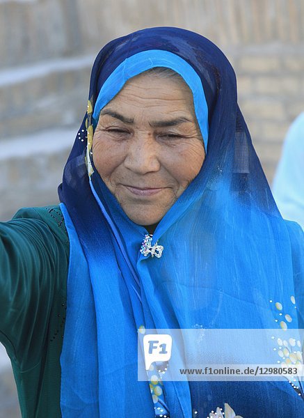 Uzbekistan  Khiva  old lady  traditional dress .