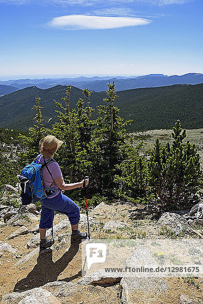 Frau betrachtet die Aussicht im Mount Evans Recreational Area  Colorado
