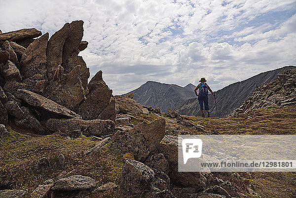 Frau betrachtet die Aussicht beim Wandern am Loveland Pass  Colorado