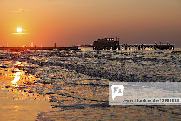 Strand und Pier bei Sonnenuntergang in Galveston  Texas