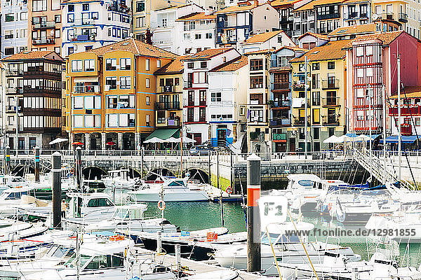 Vertäute Boote und Gebäude am Hafen von Bermeo  Spanien