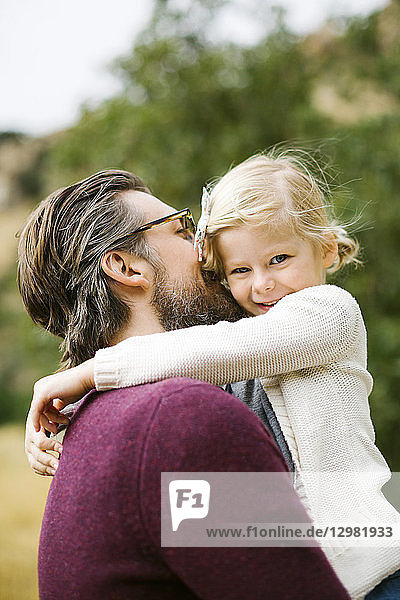 Mann  der seine Tochter umarmt