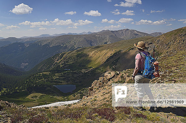 Frau betrachtet die Aussicht beim Wandern auf dem Mount Flora  Colorado