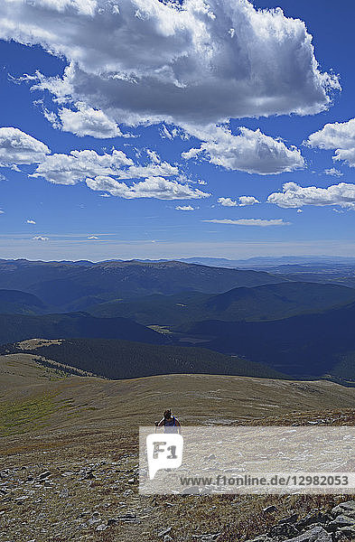 Frau beim Wandern auf dem Square Top Mountain in Colorado