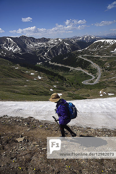Frau beim Wandern in den Bergen von Loveland Pass  Colorado
