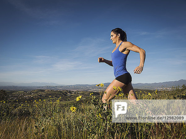 Frau joggt auf einer Wiese