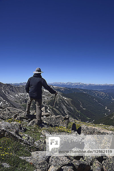 Wanderer mit Blick auf die Berge am Loveland Pass in Colorado