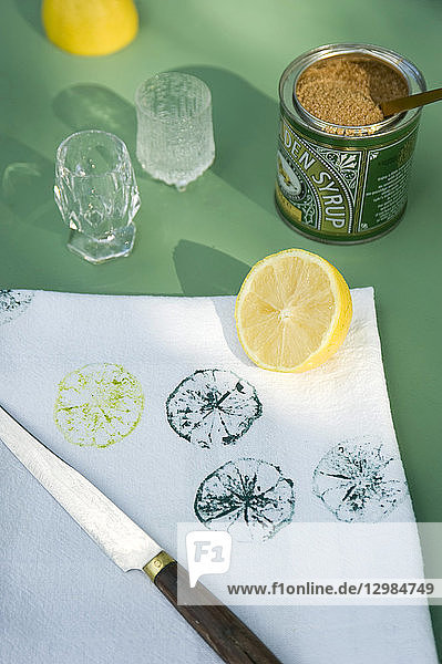 Textildruck mit Zitronenhälften