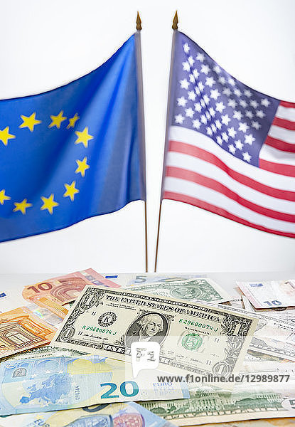 EURO  Dollar  europäische und amerikanische Flagge
