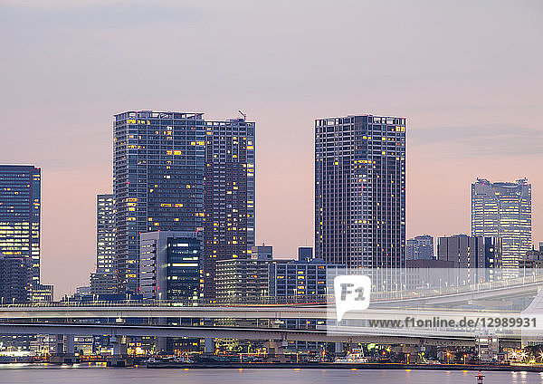 Hochhäuser in Tokio  Japan  Nachtaufnahme