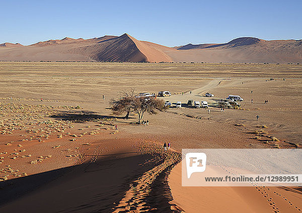Touristenparkplatz an den großen Dünen in Sossusvlei  Namibia
