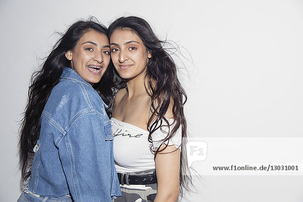 Porträt selbstbewusste Zwillingsschwestern im Teenageralter