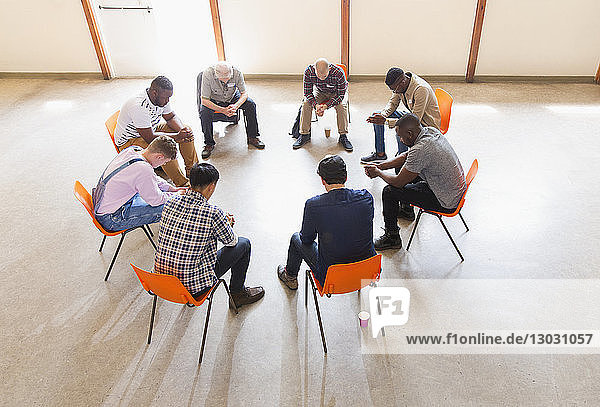 Männer beten im Kreis in einer Gebetsgruppe
