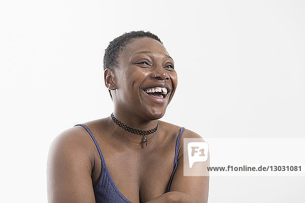 Porträt lachende  unbekümmerte Frau