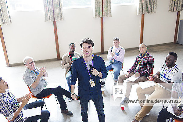 Männer klatschen für Sprecher in Gruppentherapie