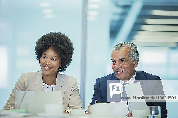 Lächelnde Geschäftsleute in einem Konferenzraum