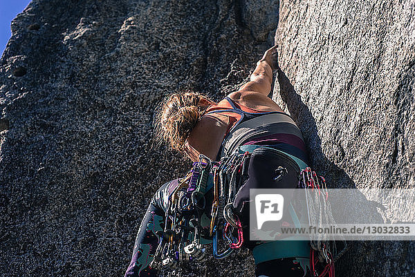 Junge Bergsteigerin beim Klettern an einer Felswand  Smoke Bluffs  Squamish  Britisch-Kolumbien  Kanada