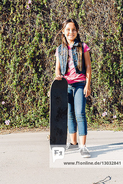 Mädchen mit ihrem Skateboard