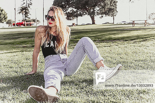 Hippe junge Frau entspannt sich im Park