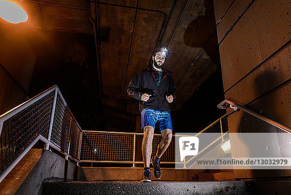 Läufer mit Scheinwerfer beim Treppabgehen  North Vancouver  Kanada