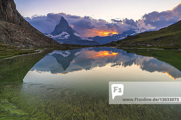 Sonnenuntergang über dem Matterhorn  das sich im Riffelsee spiegelt  Zermatt  Kanton Wallis  Schweizer Alpen  Schweiz