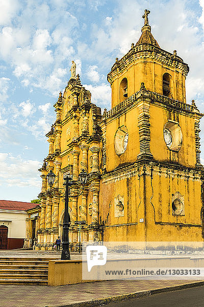 Blick auf die farbenfrohe Barockfassade der Kirche der Besinnung  Leon  Nicaragua
