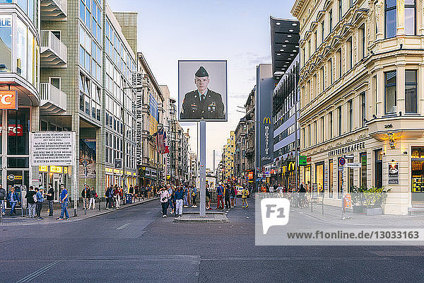 Haus am Checkpoint Charlie in der Friedrichstraße  einem bekannten Touristenzentrum  Berlin  Deutschland