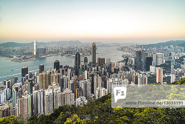 Blick über den Victoria Harbour bei Sonnenuntergang  vom Victoria Peak aus gesehen  Hongkong Island  Hongkong  China