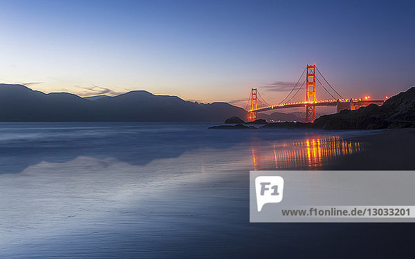 Weich fließendes Wasser spiegelt die schöne Golden Gate Bridge vom Baker Beach aus  San Francisco  Kalifornien  Vereinigte Staaten von Amerika  Nordamerika