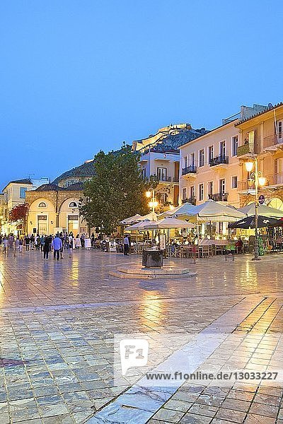 Syntagma-Platz in der Abenddämmerung  Altstadt von Nafplio  Argolis  Peloponnes  Griechenland