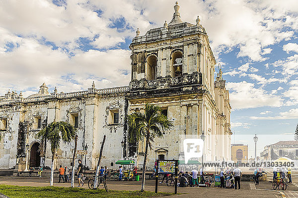Blick auf die Kathedrale der Mariä Himmelfahrt  UNESCO-Weltkulturerbe  vom Parque Central  Leon  Nicaragua