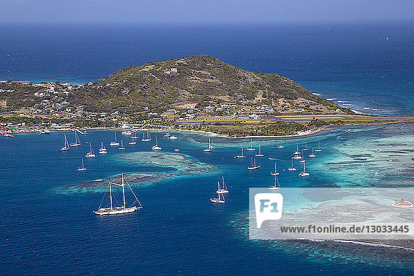 Luftaufnahme von Union Island mit Blick auf Clifton und den Flughafen  Die Grenadinen  St. Vincent und die Grenadinen  Westindische Inseln  Karibik