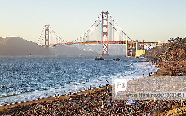 Sonnenuntergang in der Nähe der Golden Gate Bridge  Baker Beach  San Francisco  Kalifornien  Vereinigte Staaten von Amerika  Nordamerika