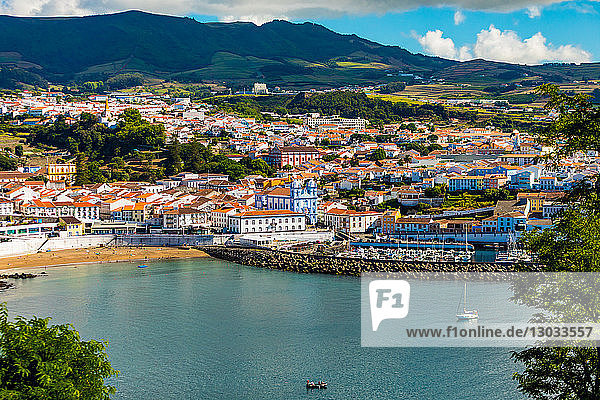 Blick auf Häuser und Gebäude in Angra do Heroismo auf der Insel Terceira  Teil der Azoren  Portugal  Atlantik