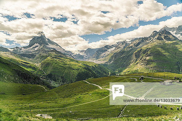 Blick vom Gornegrat in den Alpen auf das Matterhorn im Sommer  Schweizer Alpen  Schweiz
