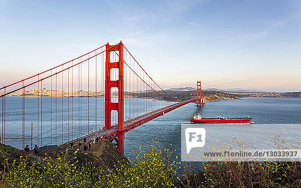 Blick auf die Golden Gate Bridge vom Golden Gate Bridge Vista Point bei Sonnenuntergang  San Francisco  Kalifornien  Vereinigte Staaten von Amerika  Nordamerika