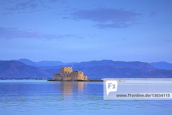 Burg Bourtzi bei Sonnenaufgang  Nafplio  Argolis  Peloponnes  Griechenland