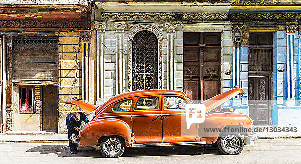 Eine typische Straßenszene in Centro in Havanna  Kuba  Westindien  Karibik