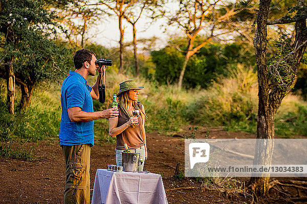 Paar genießt die Aussicht in einem Safaricamp  Zululand  Südafrika  Afrika