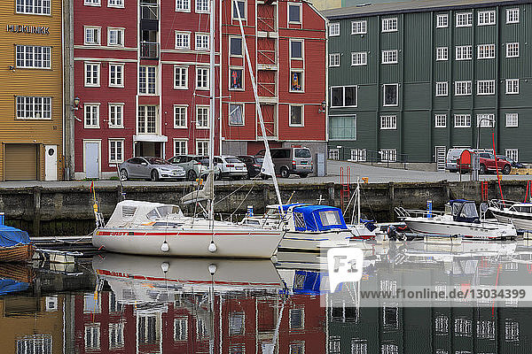 Forsenkaia Bryggene und Fluss Nidelva  Stadt Trondheim  Bezirk Trondelag  Norwegen  Skandinavien