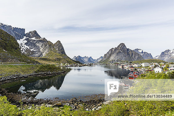 Malerische Ansicht der Stadt Reine  auf den Lofoten  Arktis  Norwegen  Skandinavien