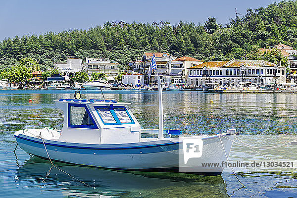 Festgemachtes kleines weißes Boot mit griechischen Flaggen  Stadt Limenas  Insel Thassos  Griechische Inseln  Griechenland