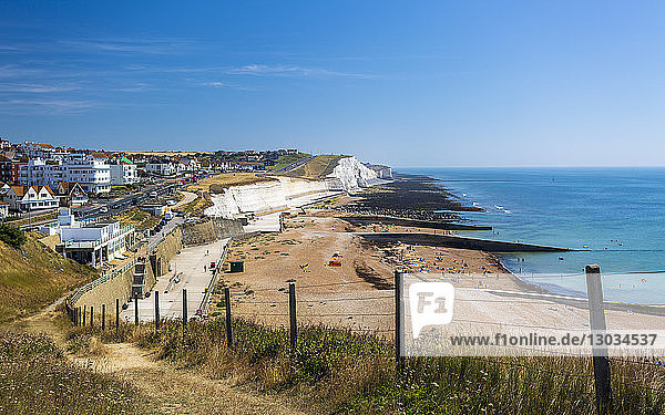 Marina Cliffs und Undercliff Beach  Brighton  Sussex  England  Vereinigtes Königreich