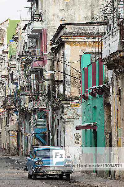 Alter amerikanischer Oldtimer auf der Straße geparkt  Havanna  Kuba  Westindien  Karibik