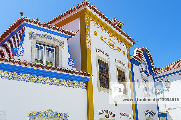 Weiße Häuser mit bunter Dekoration  Ericeira  Lissabon-Küste  Portugal